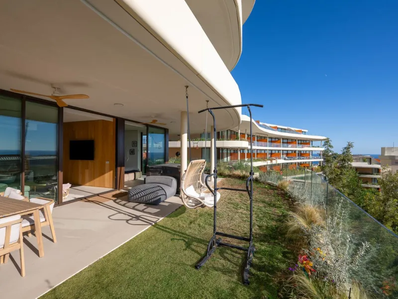 Tucked away in the tranquil hills of El Higueron, this stylish newly built community is an exceptional residential urbanization that beautifully combines the best of luxury living, nature, and modern design. Just a short 3-minute walk from the renowned Hi