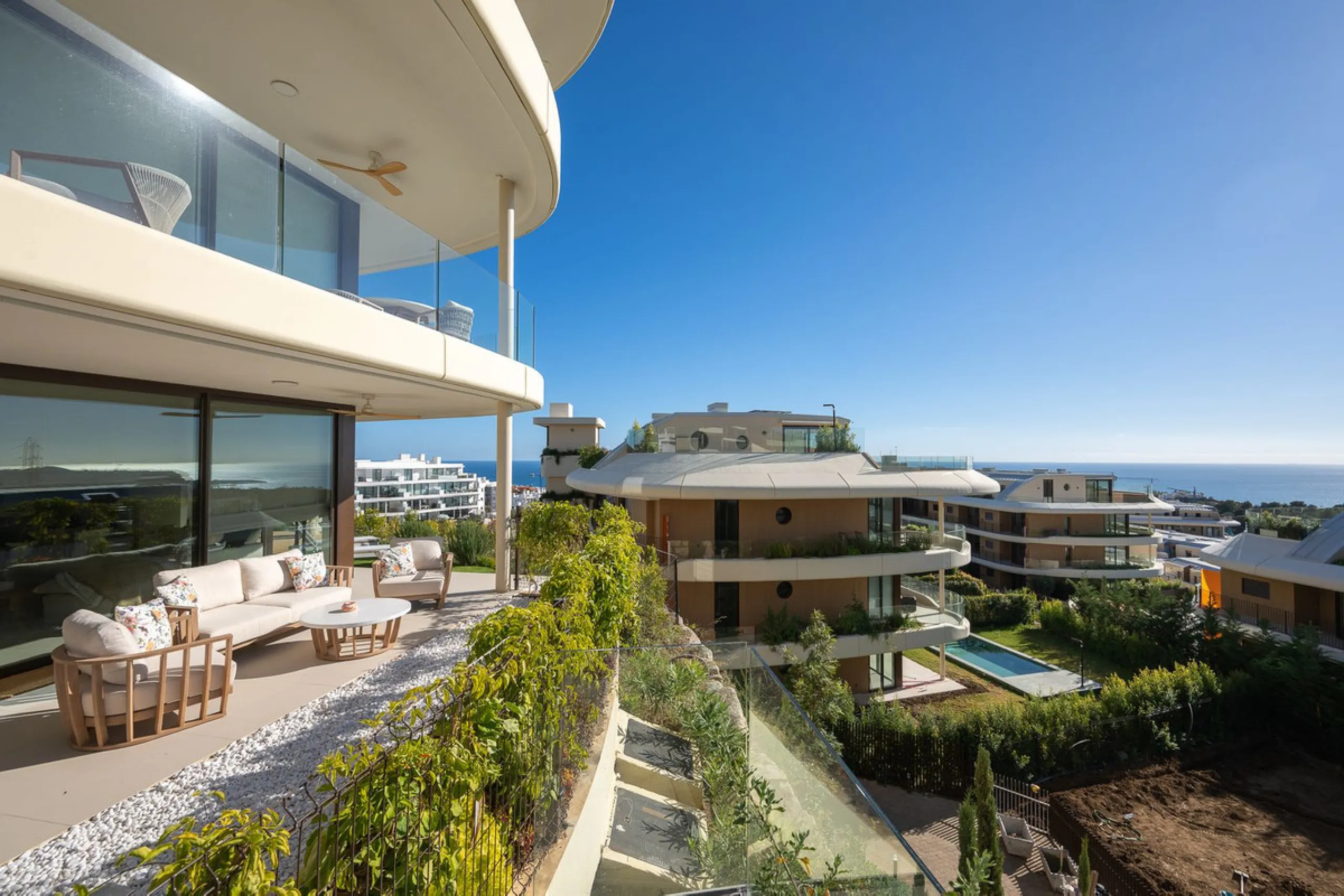 Tucked away in the tranquil hills of El Higueron, this stylish newly built community is an exceptional residential urbanization that beautifully combines the best of luxury living, nature, and modern design. Just a short 3-minute walk from the renowned Hi