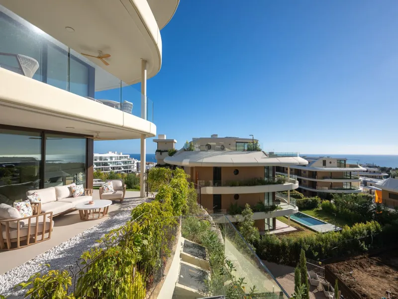 Tucked away in the tranquil hills of El Higueron, this stylish newly built community is an exceptional residential urbanization that beautifully combines the best of luxury living, nature, and modern design. Just a short 3-minute walk from the renowned Hi