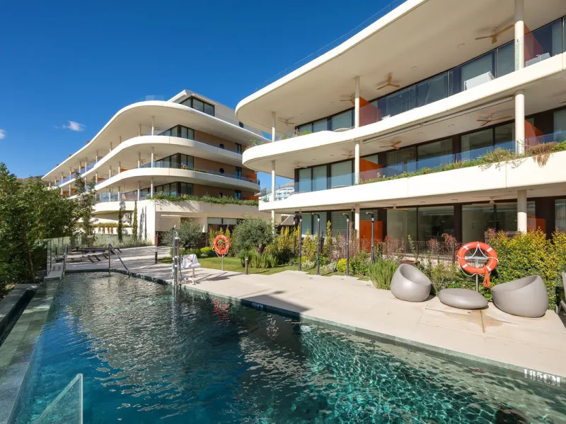 Tucked away in the tranquil hills of El Higueron, this stylish newly built community is an exceptional residential urbanization that beautifully combines the best of luxury living, nature, and modern design. Just a short 3-minute walk from the renowned Hi