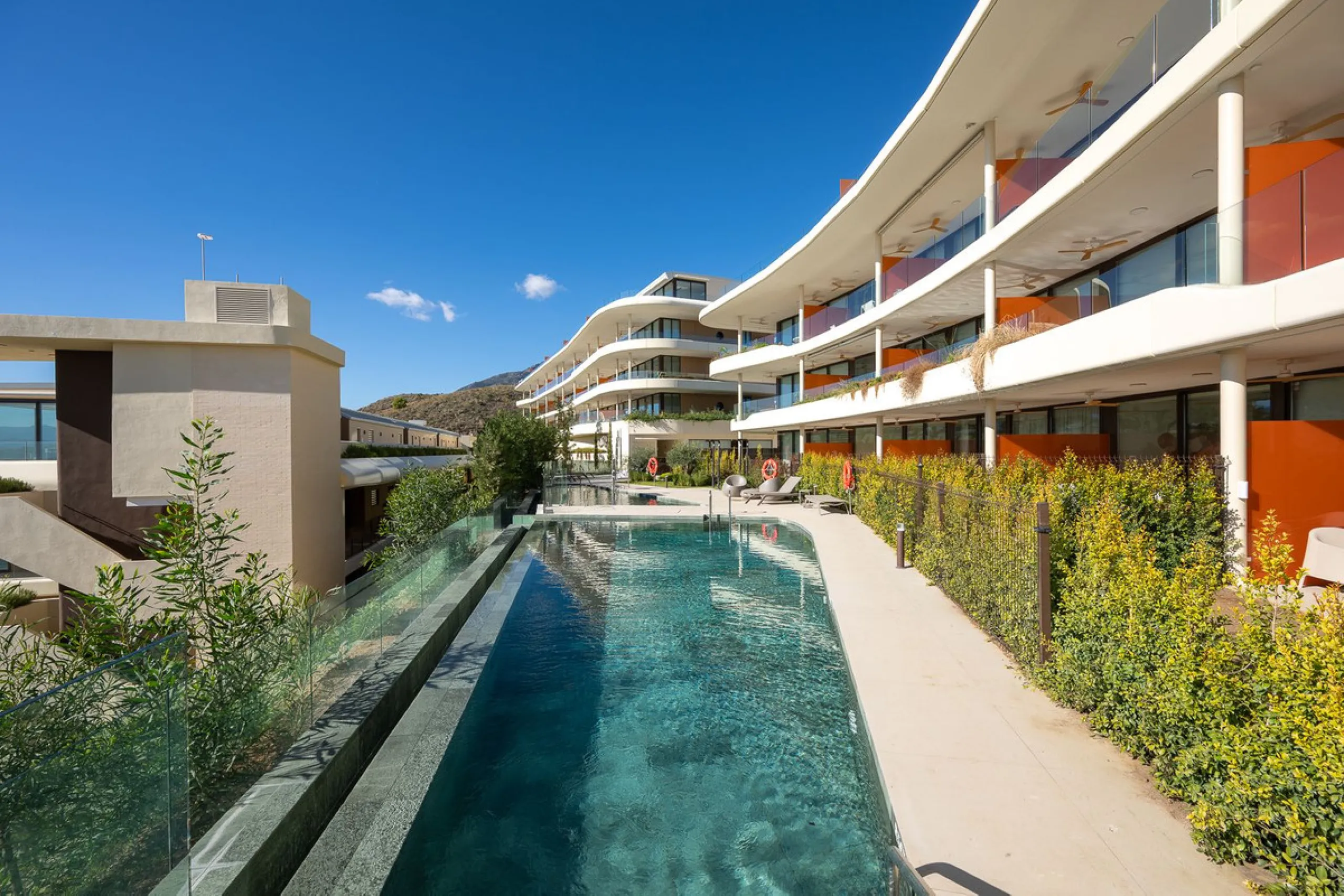 Tucked away in the tranquil hills of El Higueron, this stylish newly built community is an exceptional residential urbanization that beautifully combines the best of luxury living, nature, and modern design. Just a short 3-minute walk from the renowned Hi