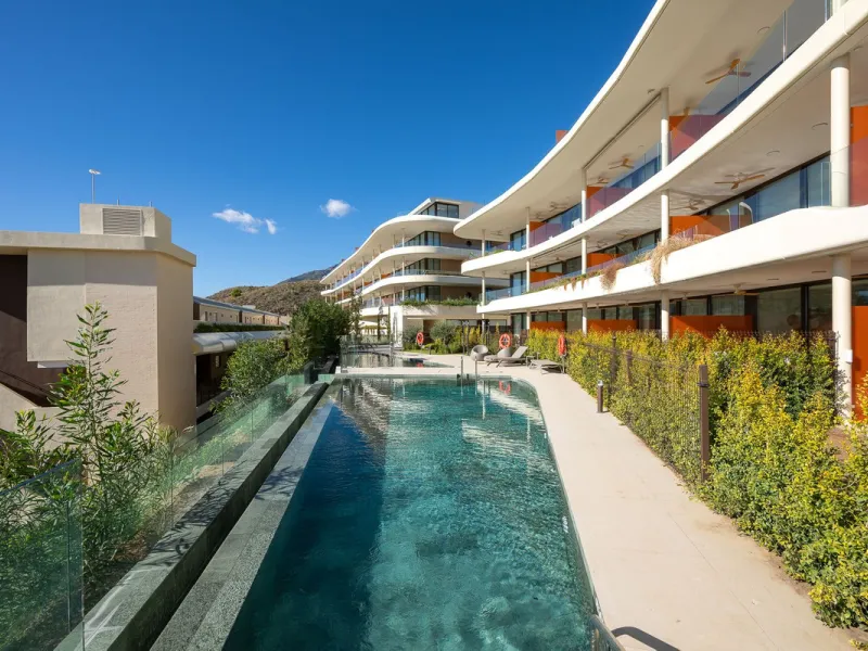 Tucked away in the tranquil hills of El Higueron, this stylish newly built community is an exceptional residential urbanization that beautifully combines the best of luxury living, nature, and modern design. Just a short 3-minute walk from the renowned Hi