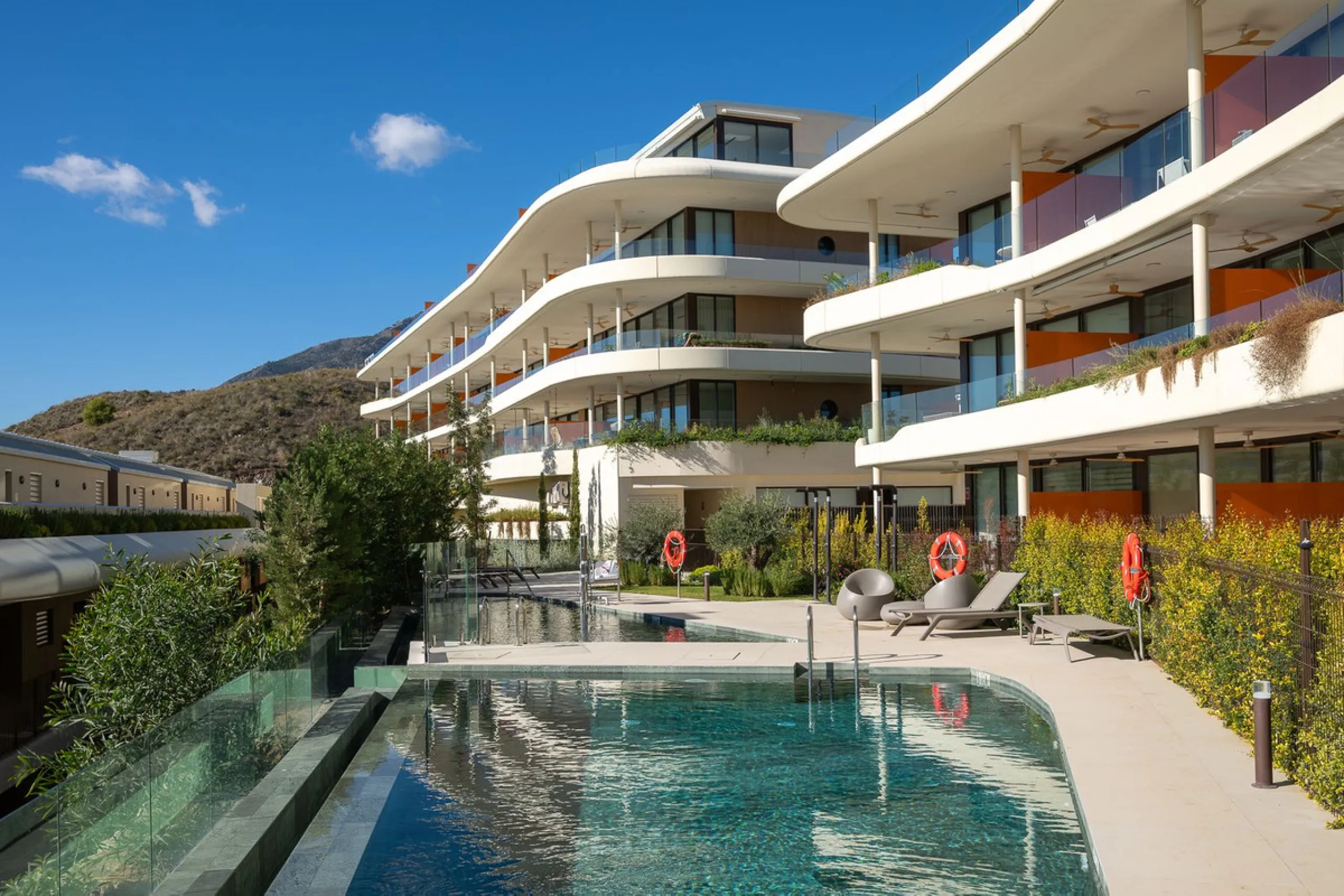 Tucked away in the tranquil hills of El Higueron, this stylish newly built community is an exceptional residential urbanization that beautifully combines the best of luxury living, nature, and modern design. Just a short 3-minute walk from the renowned Hi