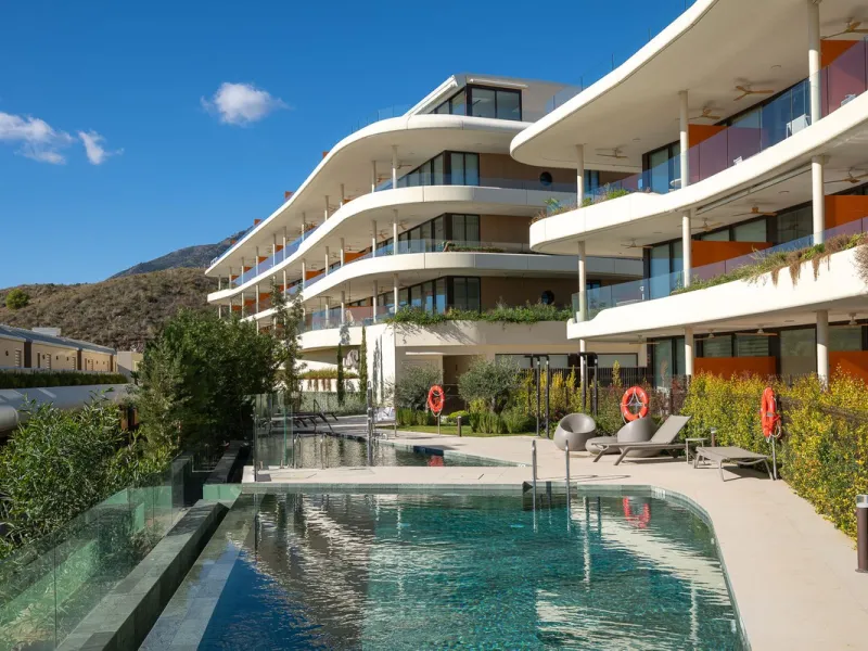Tucked away in the tranquil hills of El Higueron, this stylish newly built community is an exceptional residential urbanization that beautifully combines the best of luxury living, nature, and modern design. Just a short 3-minute walk from the renowned Hi
