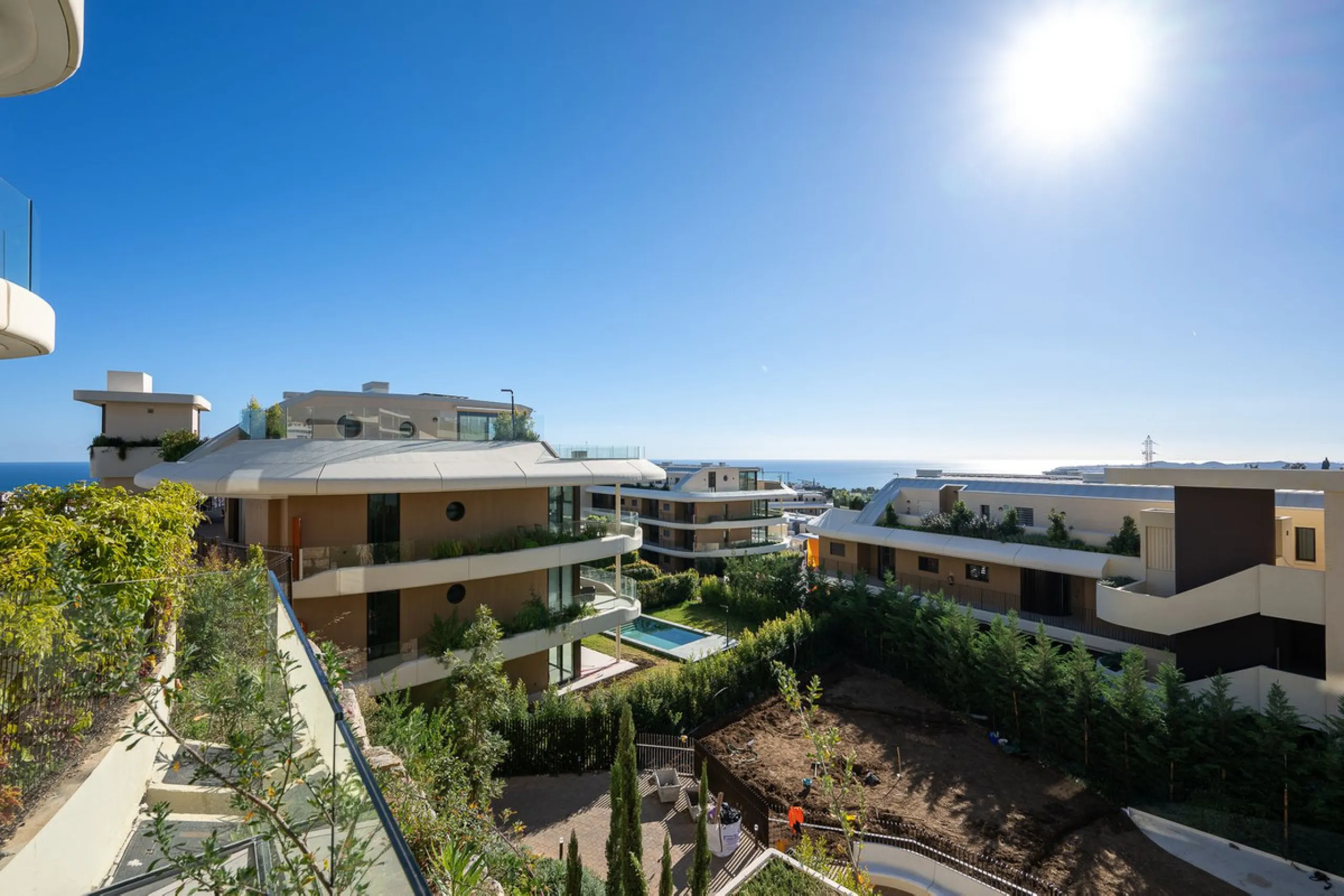 Tucked away in the tranquil hills of El Higueron, this stylish newly built community is an exceptional residential urbanization that beautifully combines the best of luxury living, nature, and modern design. Just a short 3-minute walk from the renowned Hi