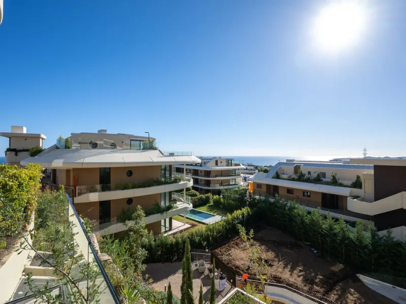 Tucked away in the tranquil hills of El Higueron, this stylish newly built community is an exceptional residential urbanization that beautifully combines the best of luxury living, nature, and modern design. Just a short 3-minute walk from the renowned Hi