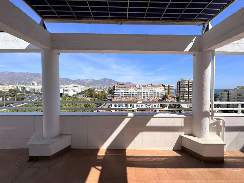 Apartment - Penthouse в продаже в Fuengirola, Málaga. В доме 3 спален и 2 ванных комнат. Площадь дома 135 м²