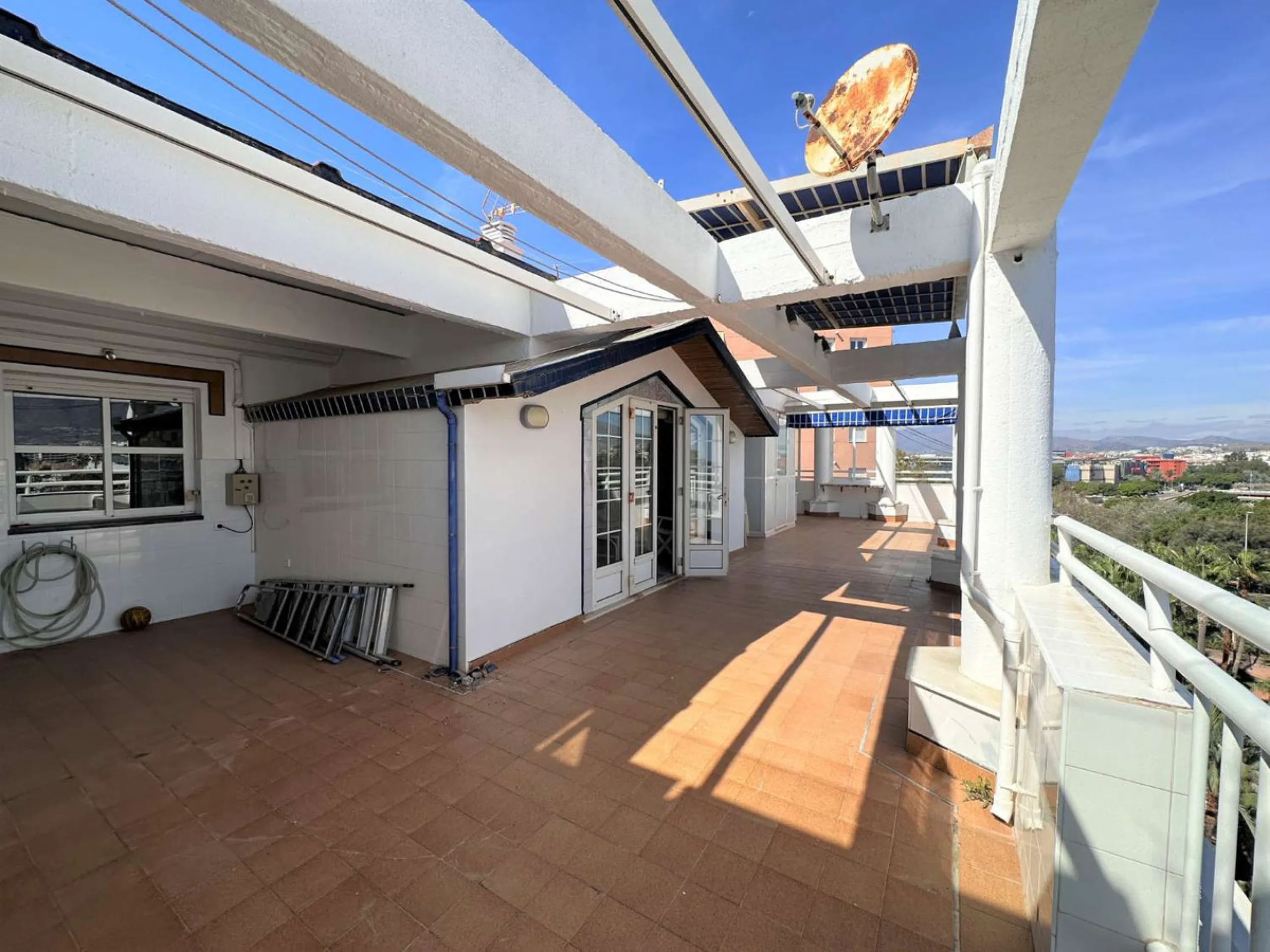 Apartment - Penthouse в продаже в Fuengirola, Málaga. В доме 3 спален и 2 ванных комнат. Площадь дома 135 м²
