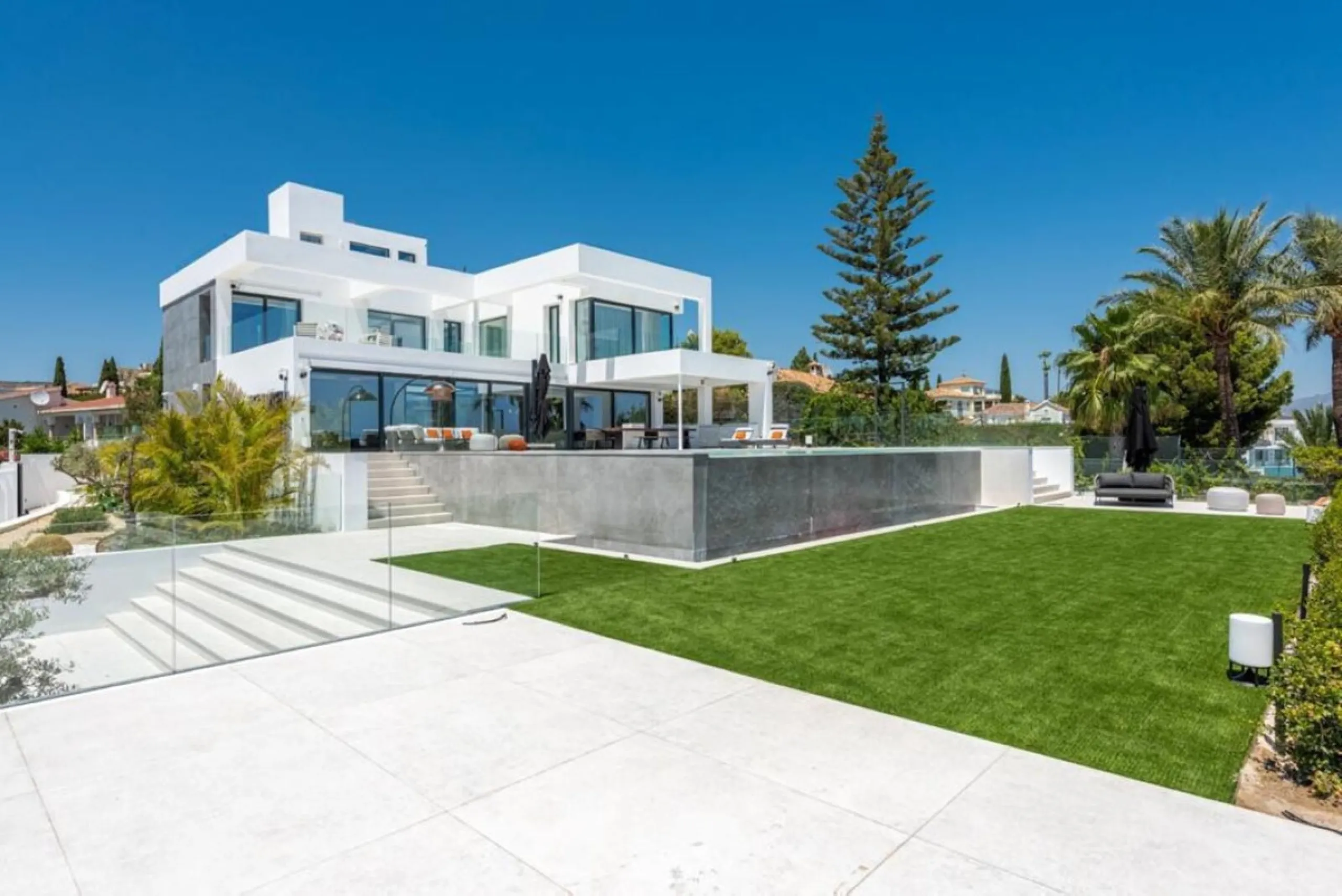 **Luxurious 6-Bedroom Villa with Panoramic Sea Views in El Paraiso**