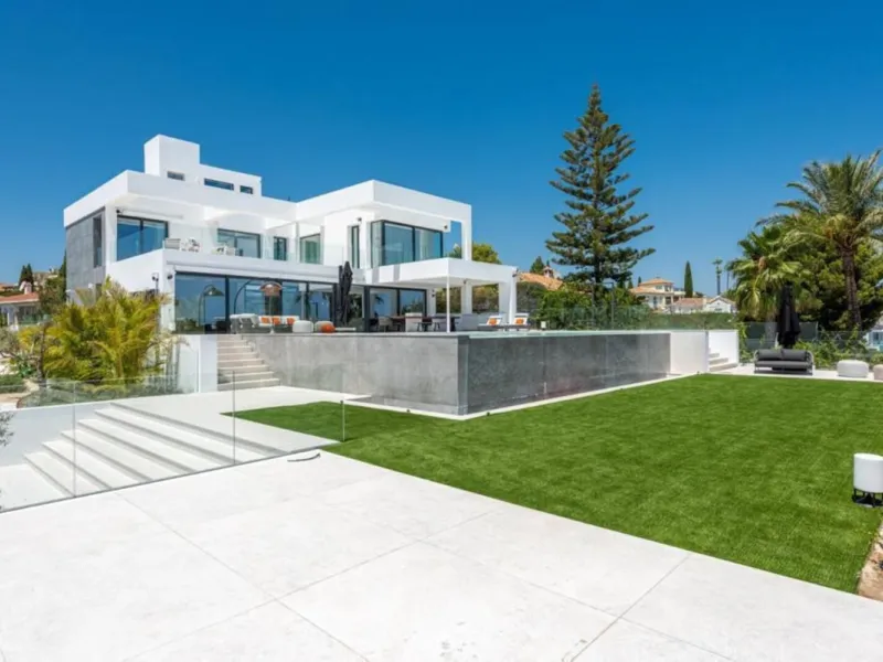 **Luxurious 6-Bedroom Villa with Panoramic Sea Views in El Paraiso**