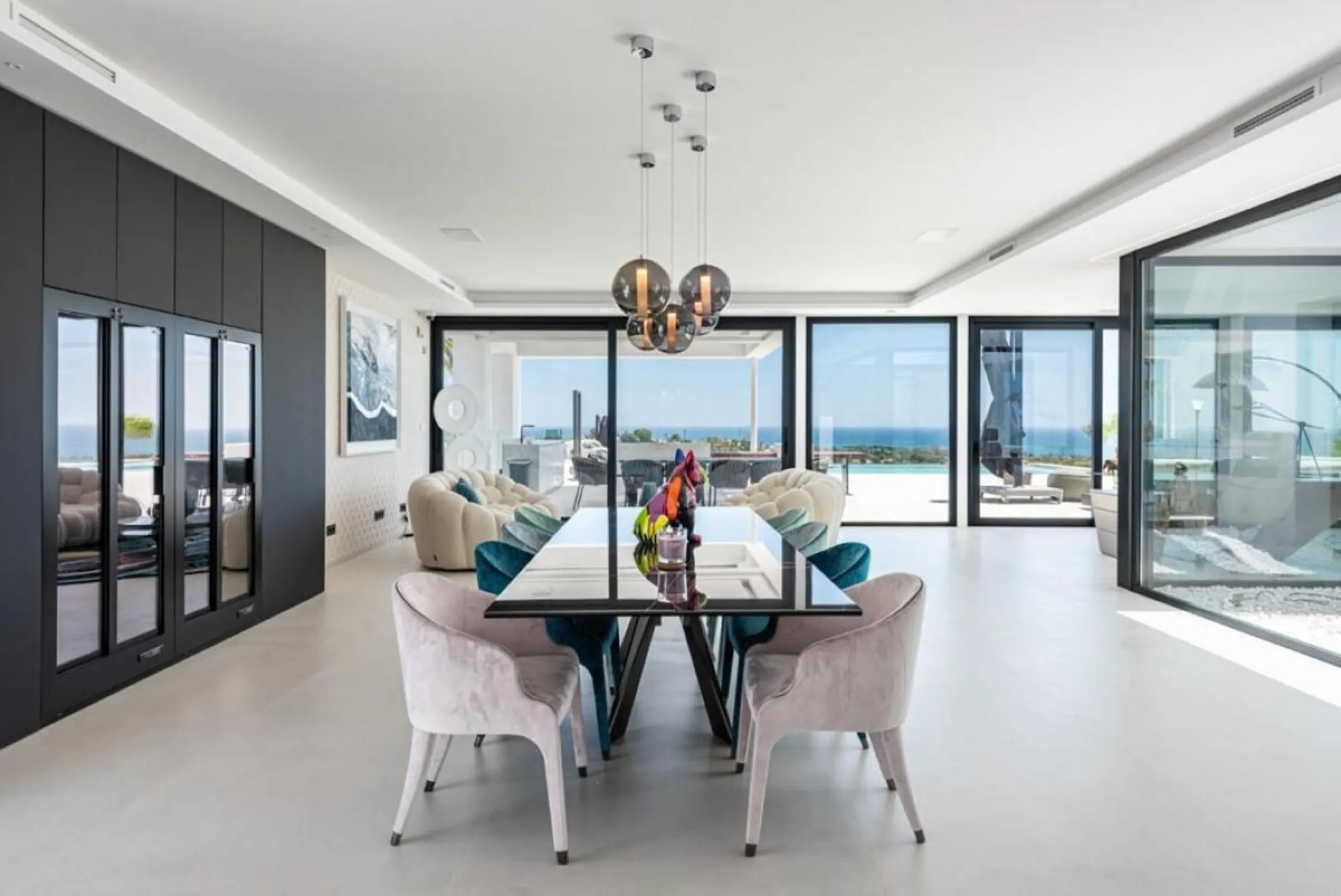 **Luxurious 6-Bedroom Villa with Panoramic Sea Views in El Paraiso**