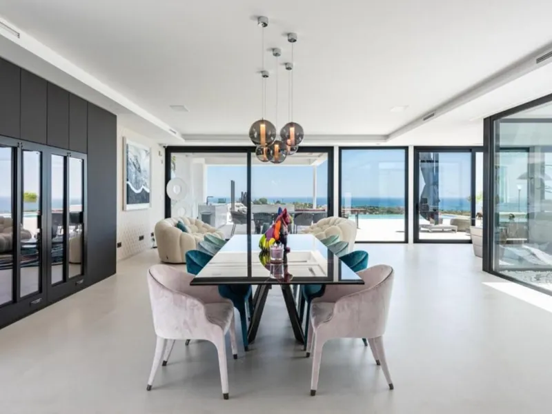 **Luxurious 6-Bedroom Villa with Panoramic Sea Views in El Paraiso**