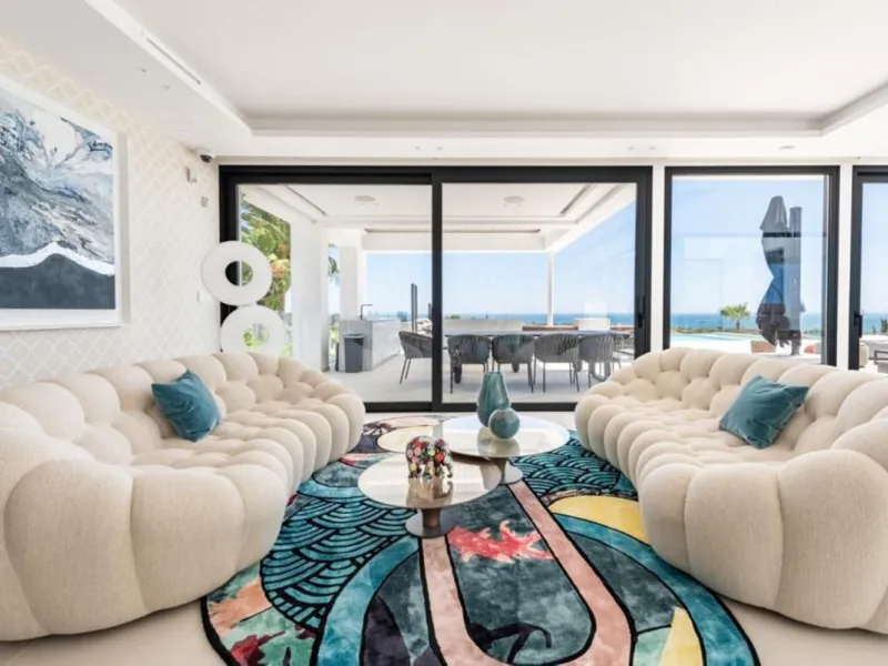 **Luxurious 6-Bedroom Villa with Panoramic Sea Views in El Paraiso**