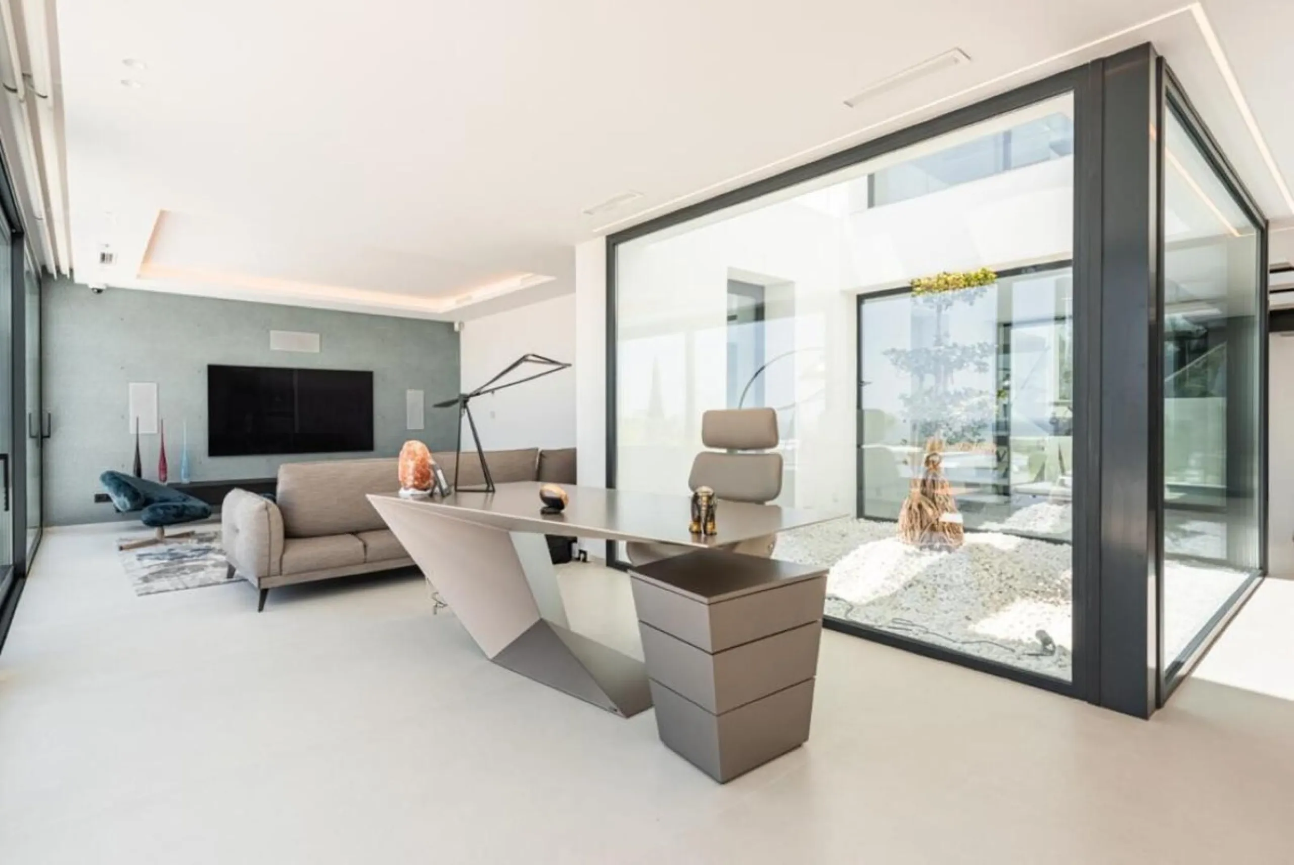 **Luxurious 6-Bedroom Villa with Panoramic Sea Views in El Paraiso**