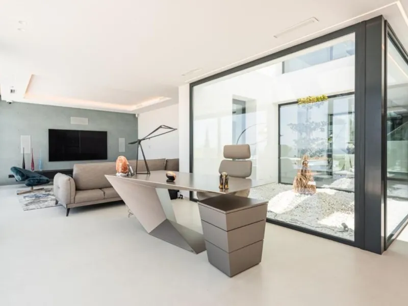 **Luxurious 6-Bedroom Villa with Panoramic Sea Views in El Paraiso**