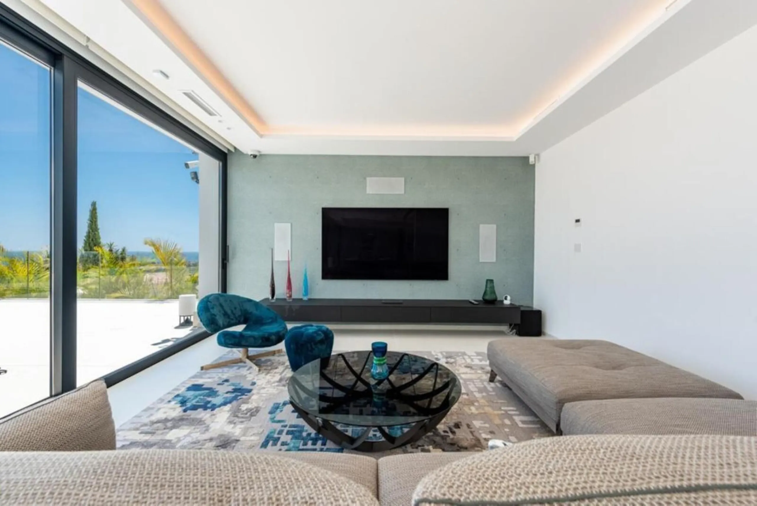 **Luxurious 6-Bedroom Villa with Panoramic Sea Views in El Paraiso**