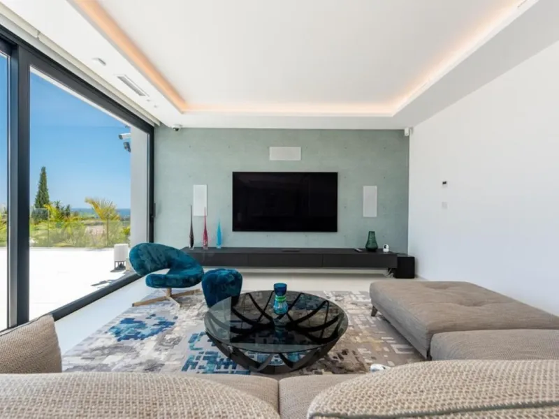 **Luxurious 6-Bedroom Villa with Panoramic Sea Views in El Paraiso**