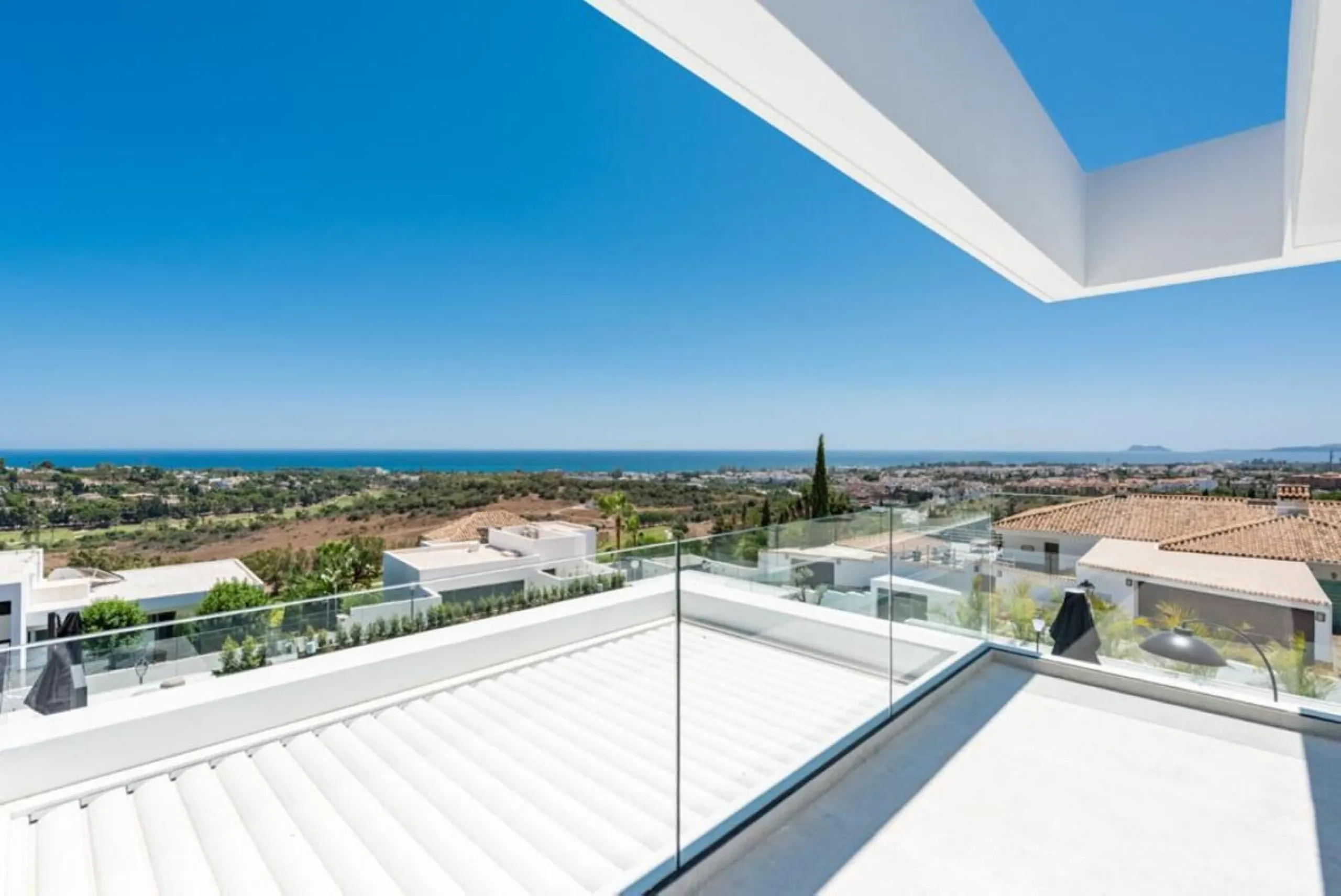 **Luxurious 6-Bedroom Villa with Panoramic Sea Views in El Paraiso**
