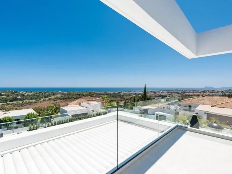 **Luxurious 6-Bedroom Villa with Panoramic Sea Views in El Paraiso**