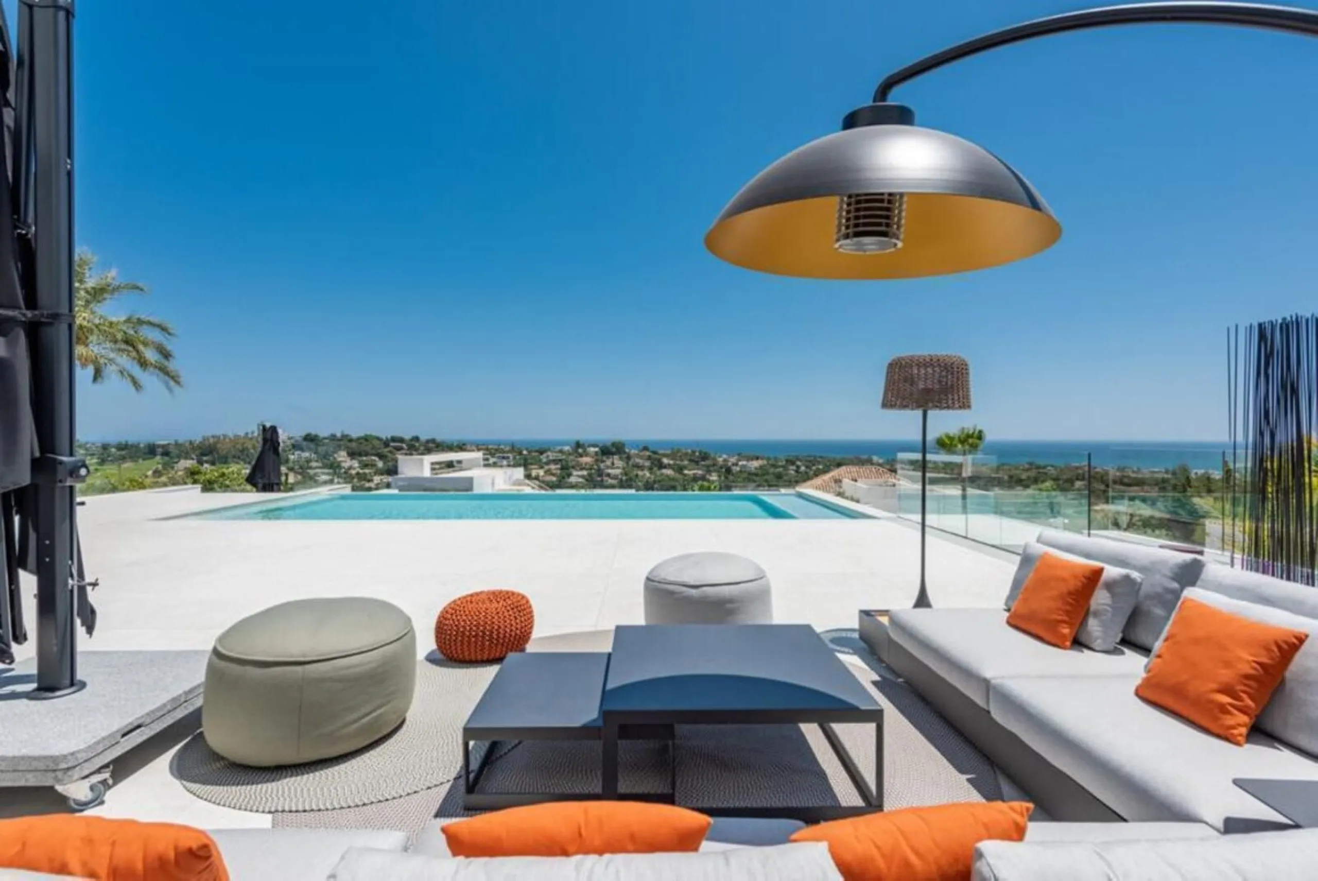 **Luxurious 6-Bedroom Villa with Panoramic Sea Views in El Paraiso**