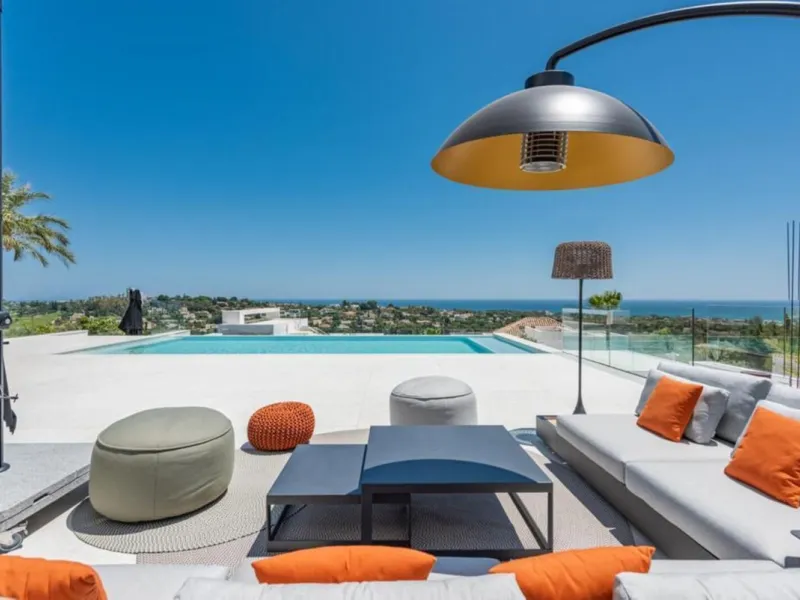**Luxurious 6-Bedroom Villa with Panoramic Sea Views in El Paraiso**