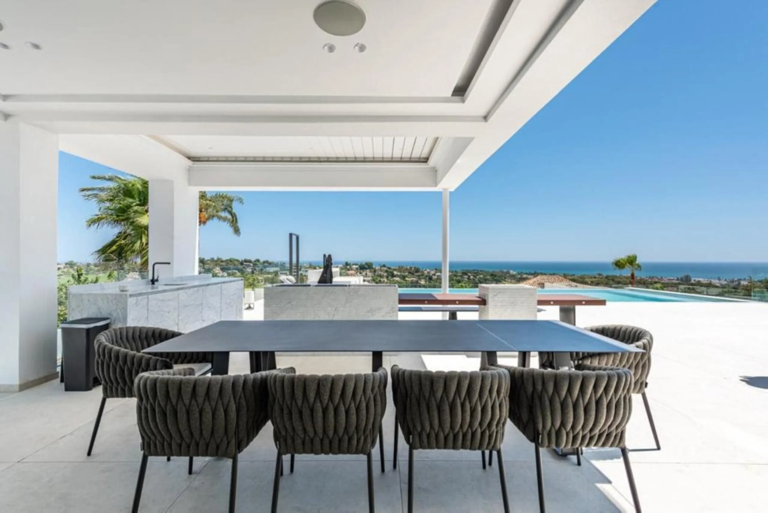 **Luxurious 6-Bedroom Villa with Panoramic Sea Views in El Paraiso**