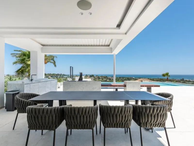 **Luxurious 6-Bedroom Villa with Panoramic Sea Views in El Paraiso**
