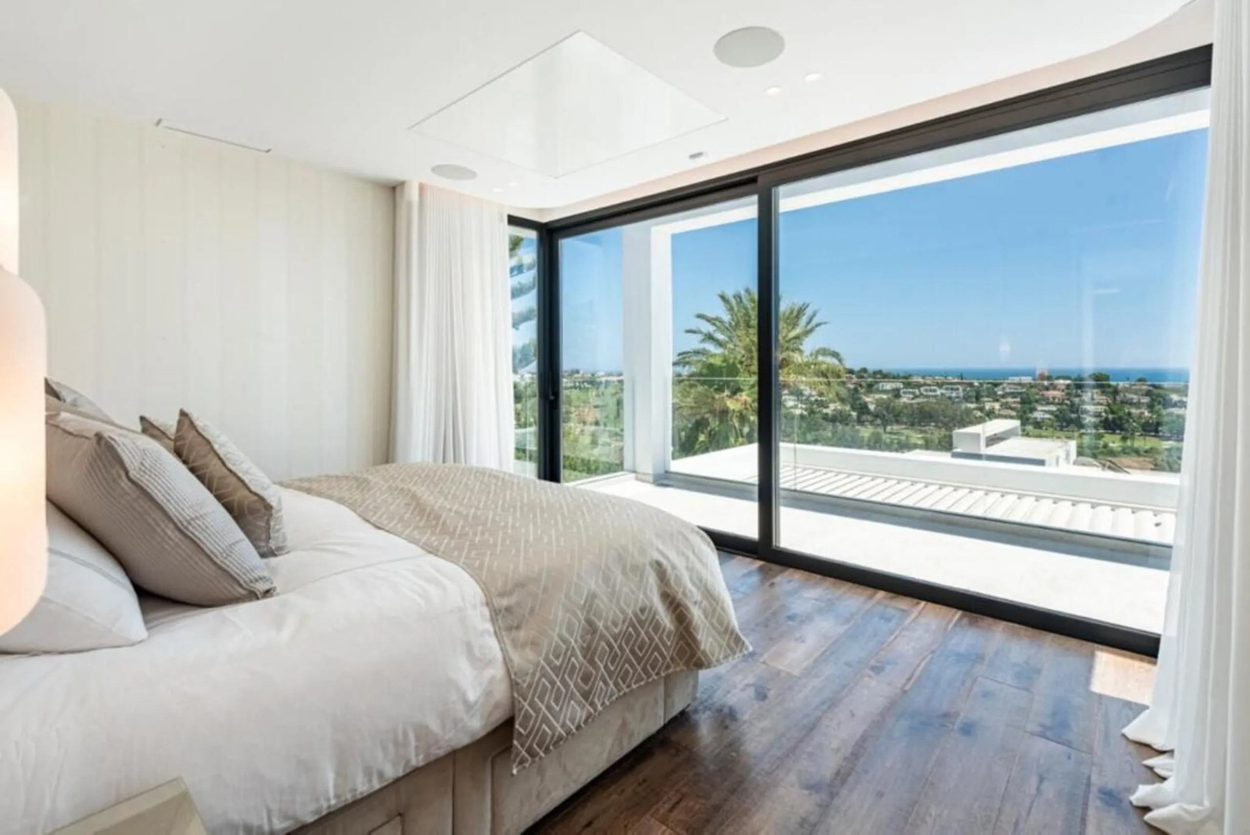 **Luxurious 6-Bedroom Villa with Panoramic Sea Views in El Paraiso**