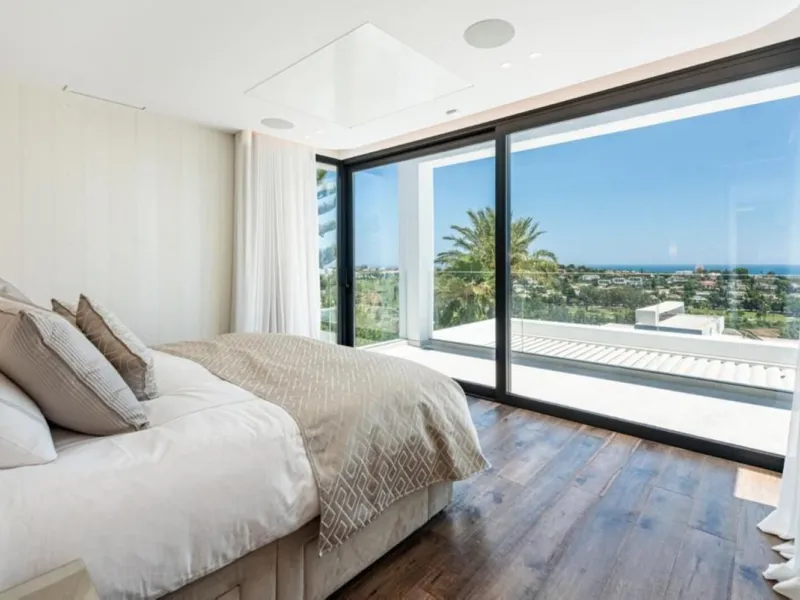 **Luxurious 6-Bedroom Villa with Panoramic Sea Views in El Paraiso**