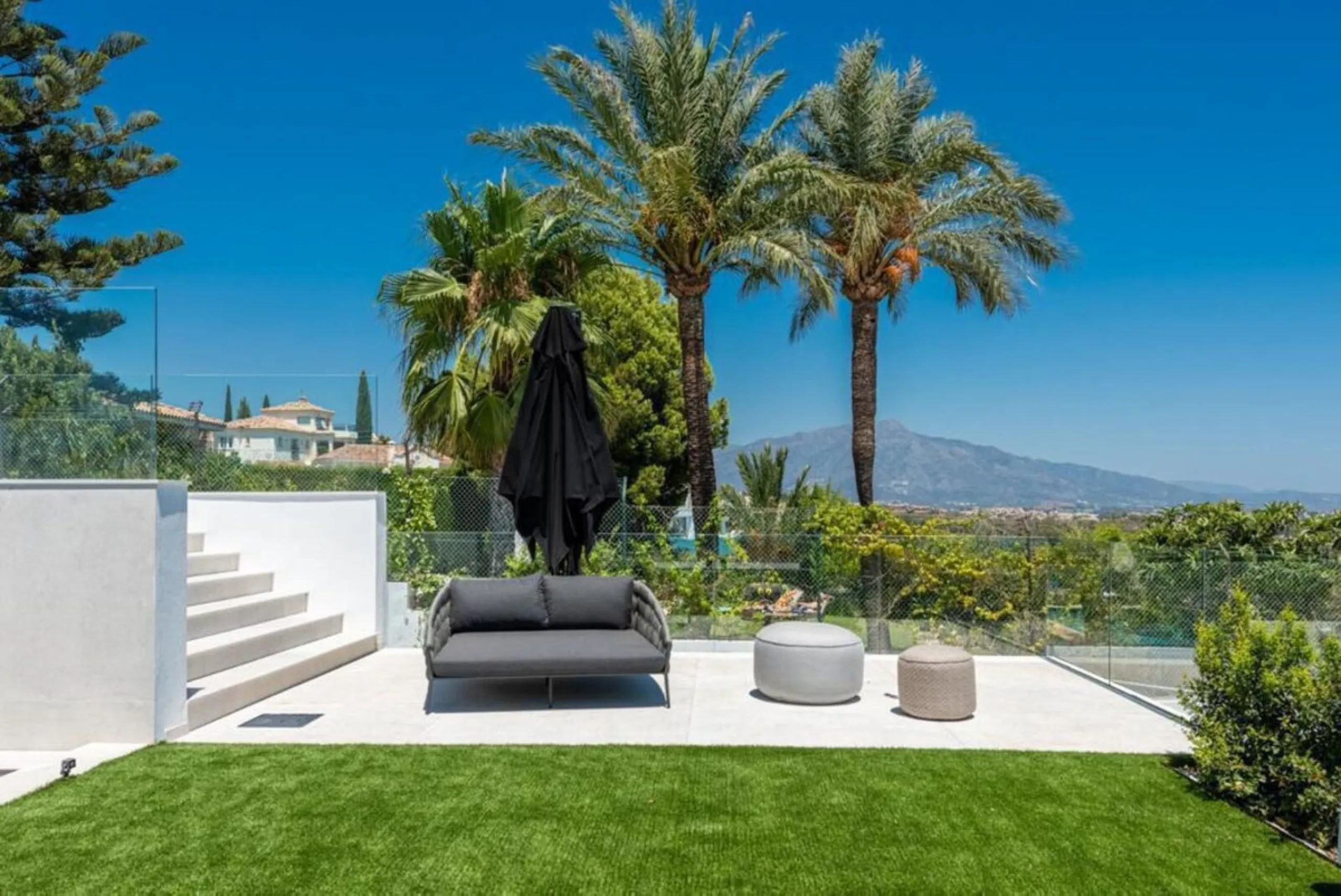 **Luxurious 6-Bedroom Villa with Panoramic Sea Views in El Paraiso**