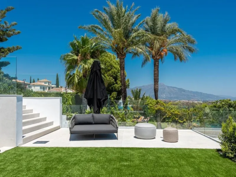 **Luxurious 6-Bedroom Villa with Panoramic Sea Views in El Paraiso**