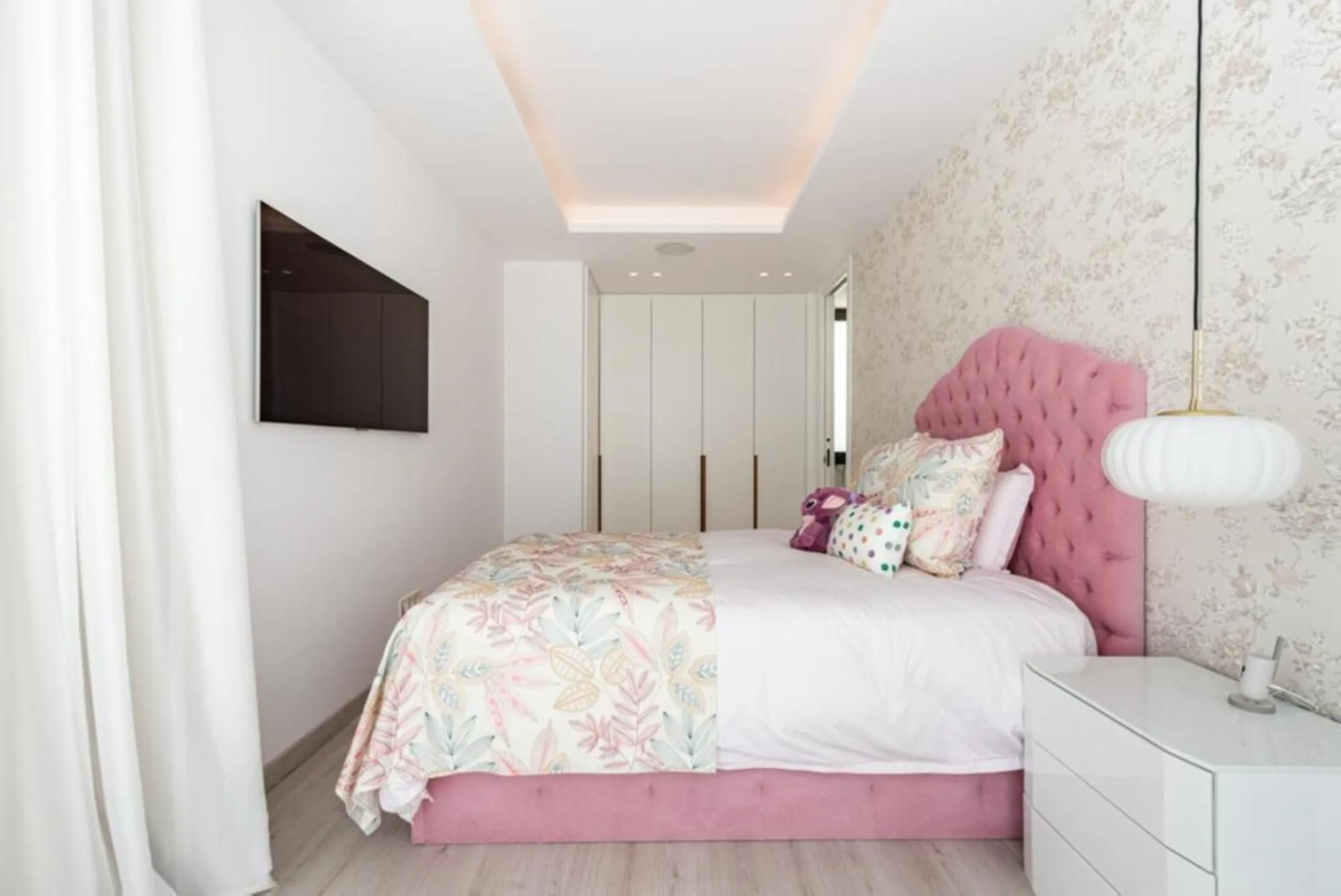 **Luxurious 6-Bedroom Villa with Panoramic Sea Views in El Paraiso**