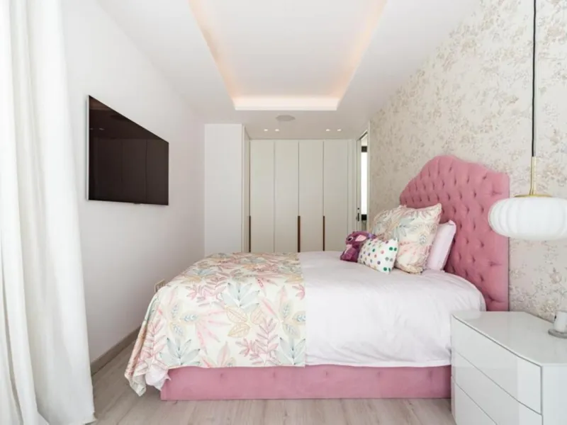 **Luxurious 6-Bedroom Villa with Panoramic Sea Views in El Paraiso**