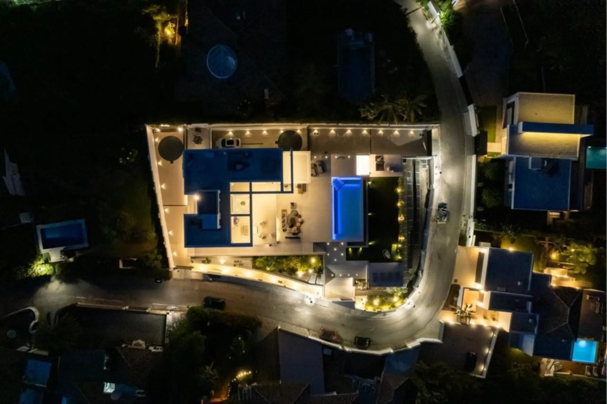 **Luxurious 6-Bedroom Villa with Panoramic Sea Views in El Paraiso**