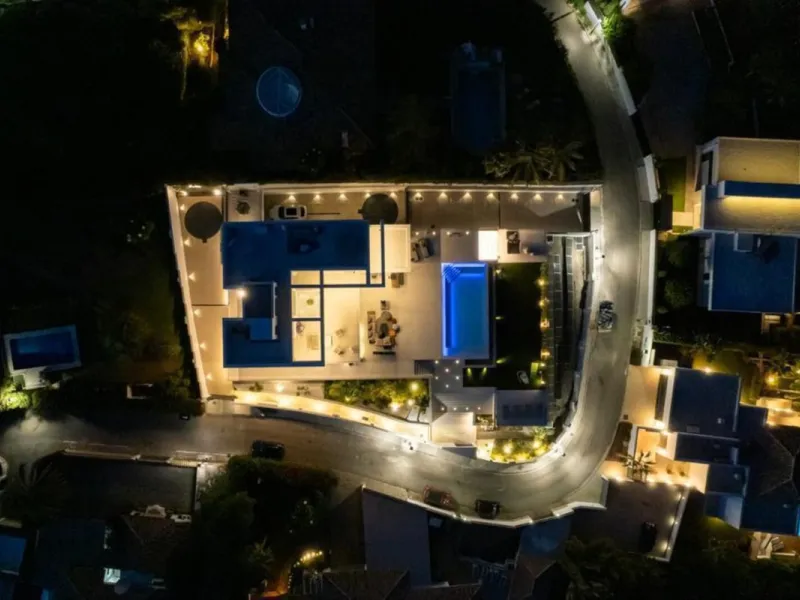 **Luxurious 6-Bedroom Villa with Panoramic Sea Views in El Paraiso**