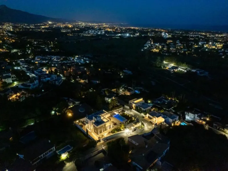 **Luxurious 6-Bedroom Villa with Panoramic Sea Views in El Paraiso**