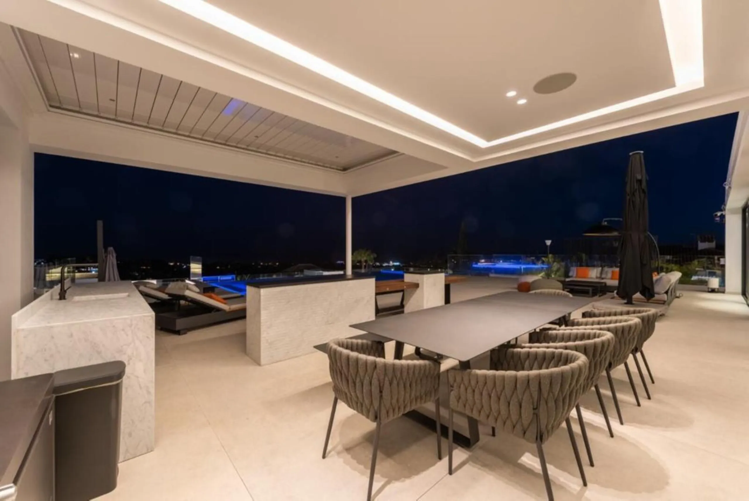 **Luxurious 6-Bedroom Villa with Panoramic Sea Views in El Paraiso**