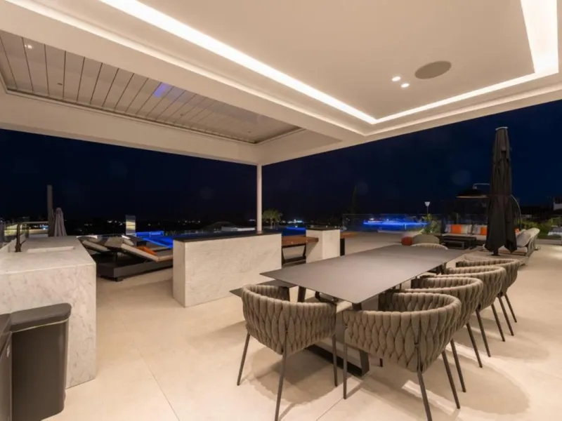 **Luxurious 6-Bedroom Villa with Panoramic Sea Views in El Paraiso**