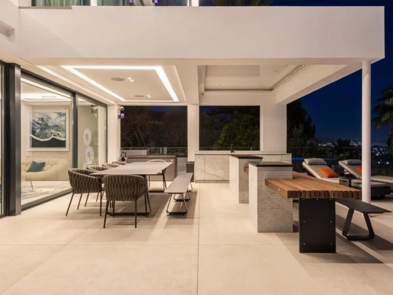 **Luxurious 6-Bedroom Villa with Panoramic Sea Views in El Paraiso**