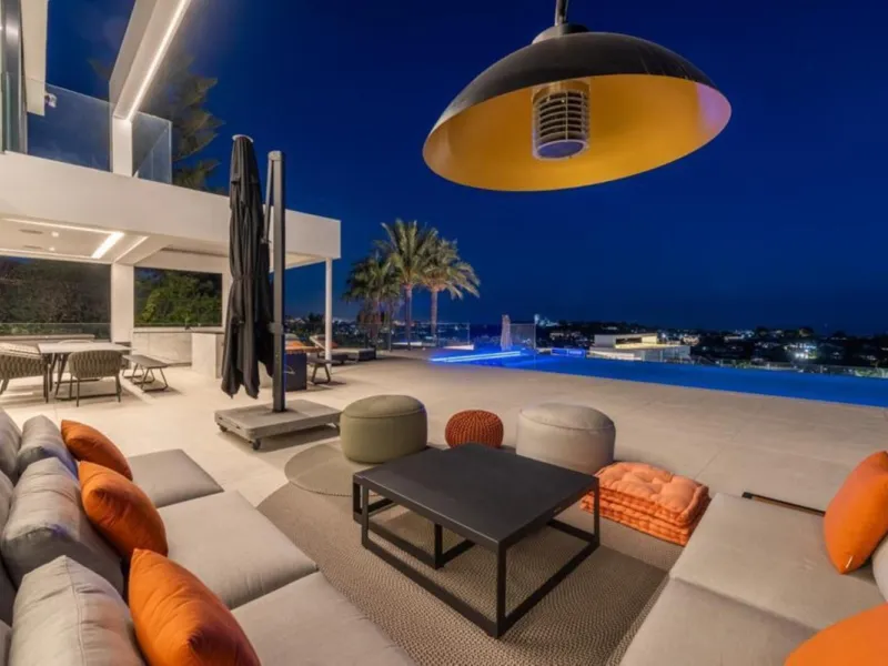 **Luxurious 6-Bedroom Villa with Panoramic Sea Views in El Paraiso**