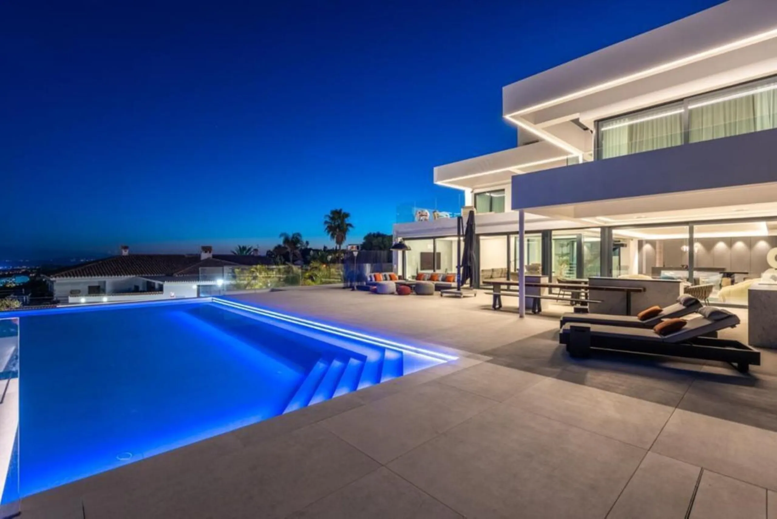 **Luxurious 6-Bedroom Villa with Panoramic Sea Views in El Paraiso**