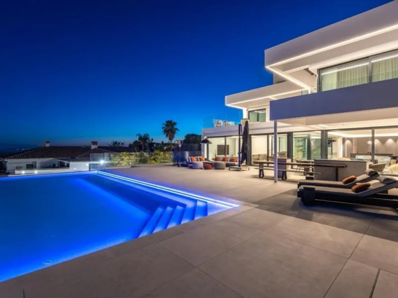 **Luxurious 6-Bedroom Villa with Panoramic Sea Views in El Paraiso**