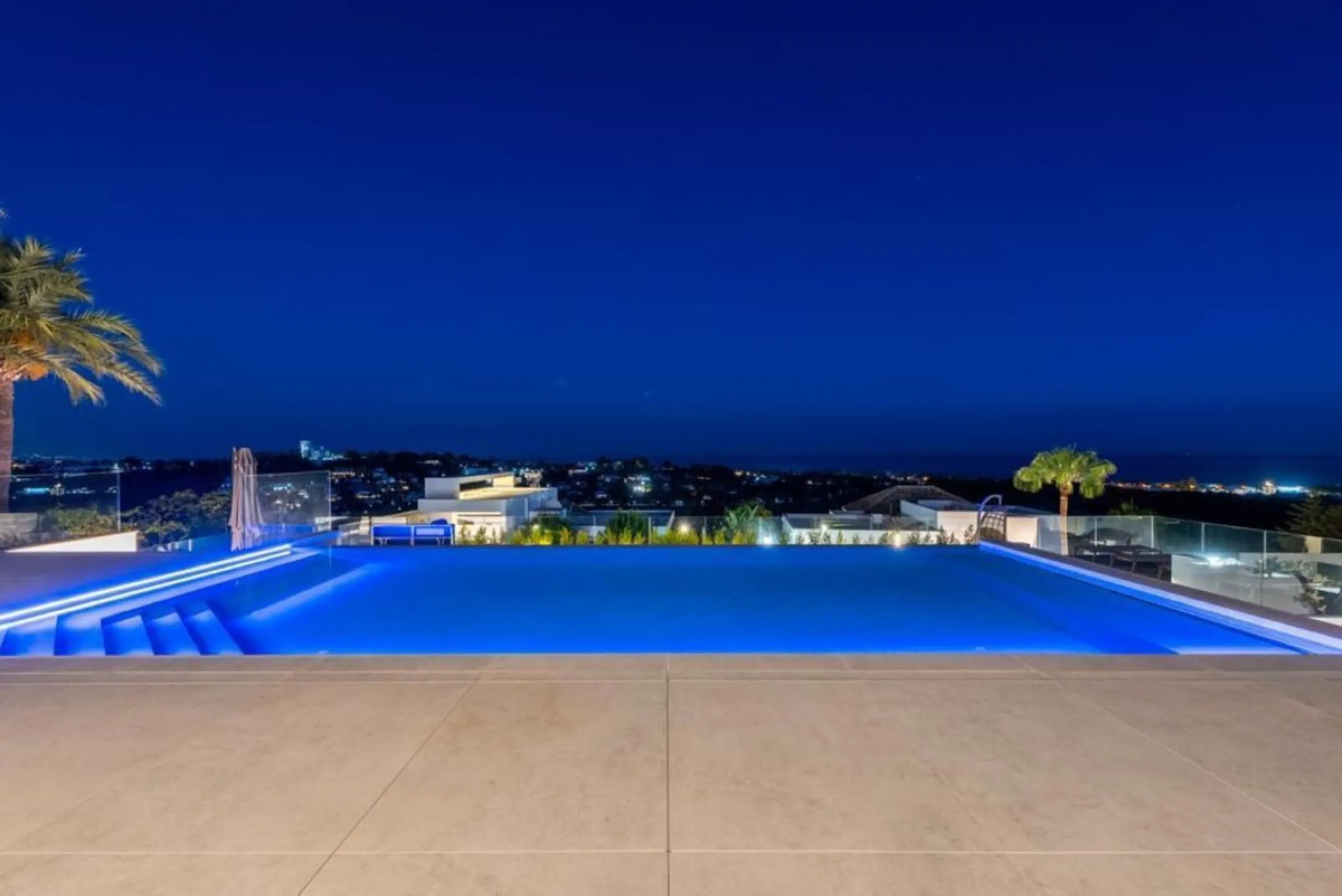 **Luxurious 6-Bedroom Villa with Panoramic Sea Views in El Paraiso**
