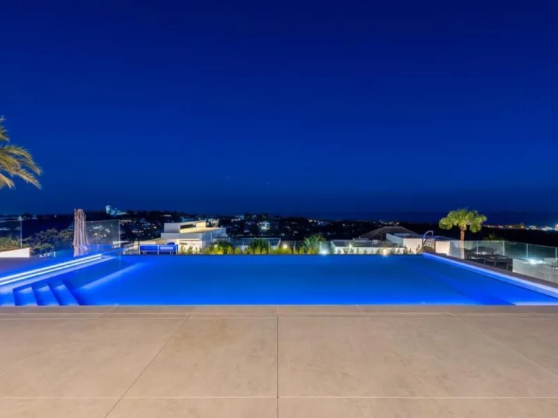 **Luxurious 6-Bedroom Villa with Panoramic Sea Views in El Paraiso**