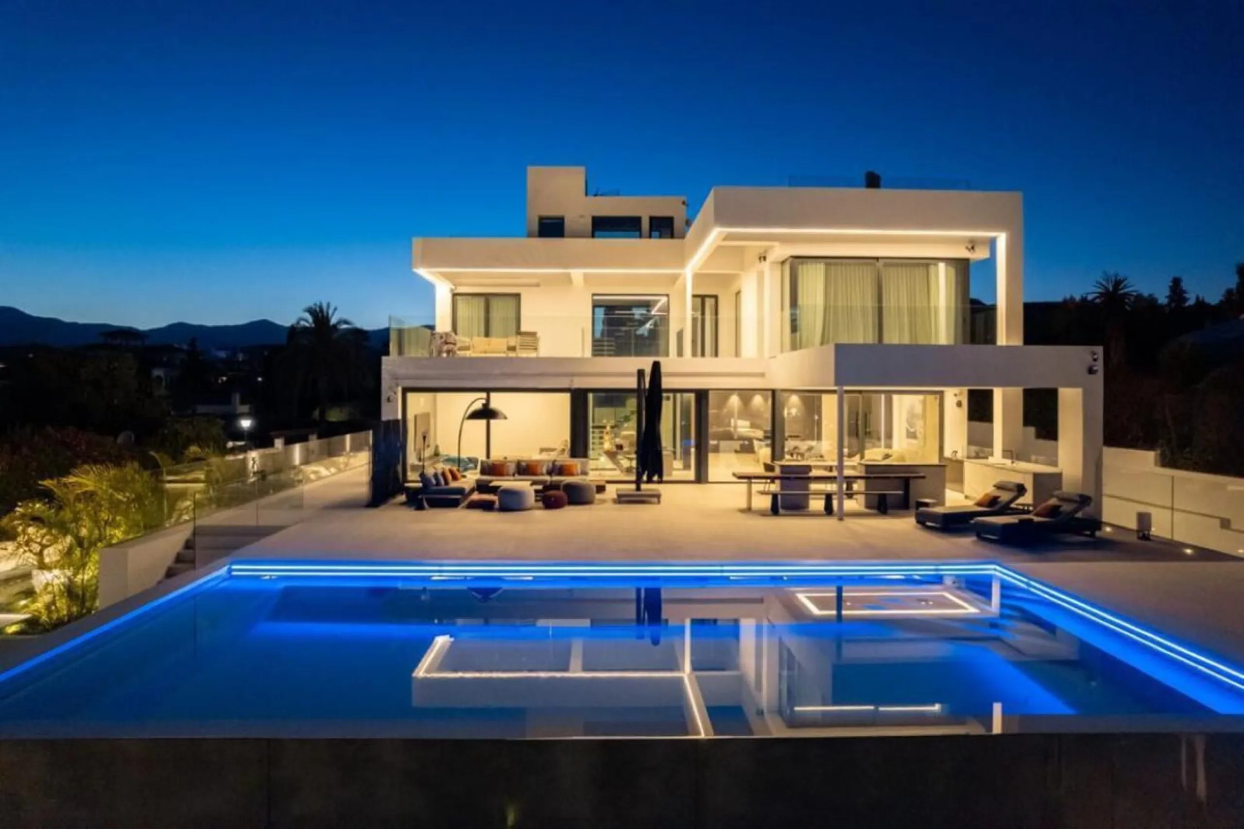 **Luxurious 6-Bedroom Villa with Panoramic Sea Views in El Paraiso**