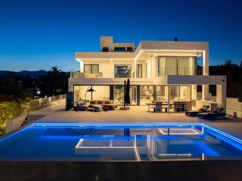 **Luxurious 6-Bedroom Villa with Panoramic Sea Views in El Paraiso**