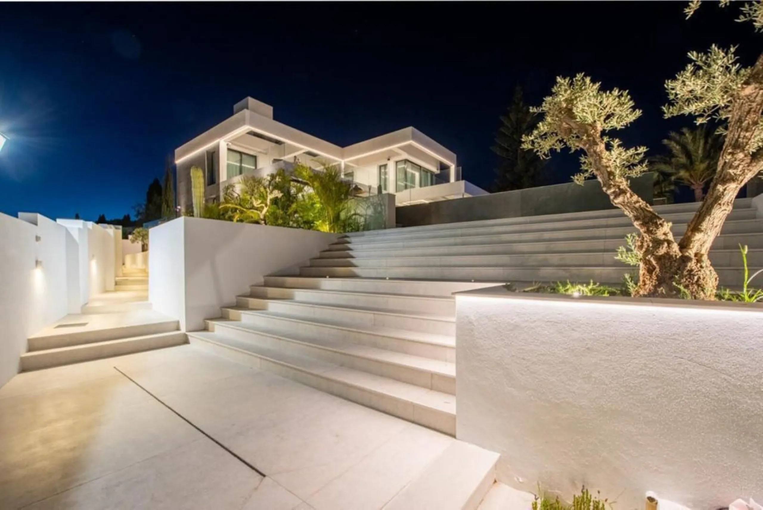 **Luxurious 6-Bedroom Villa with Panoramic Sea Views in El Paraiso**