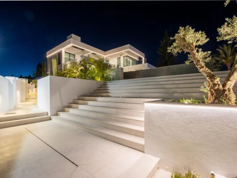 **Luxurious 6-Bedroom Villa with Panoramic Sea Views in El Paraiso**