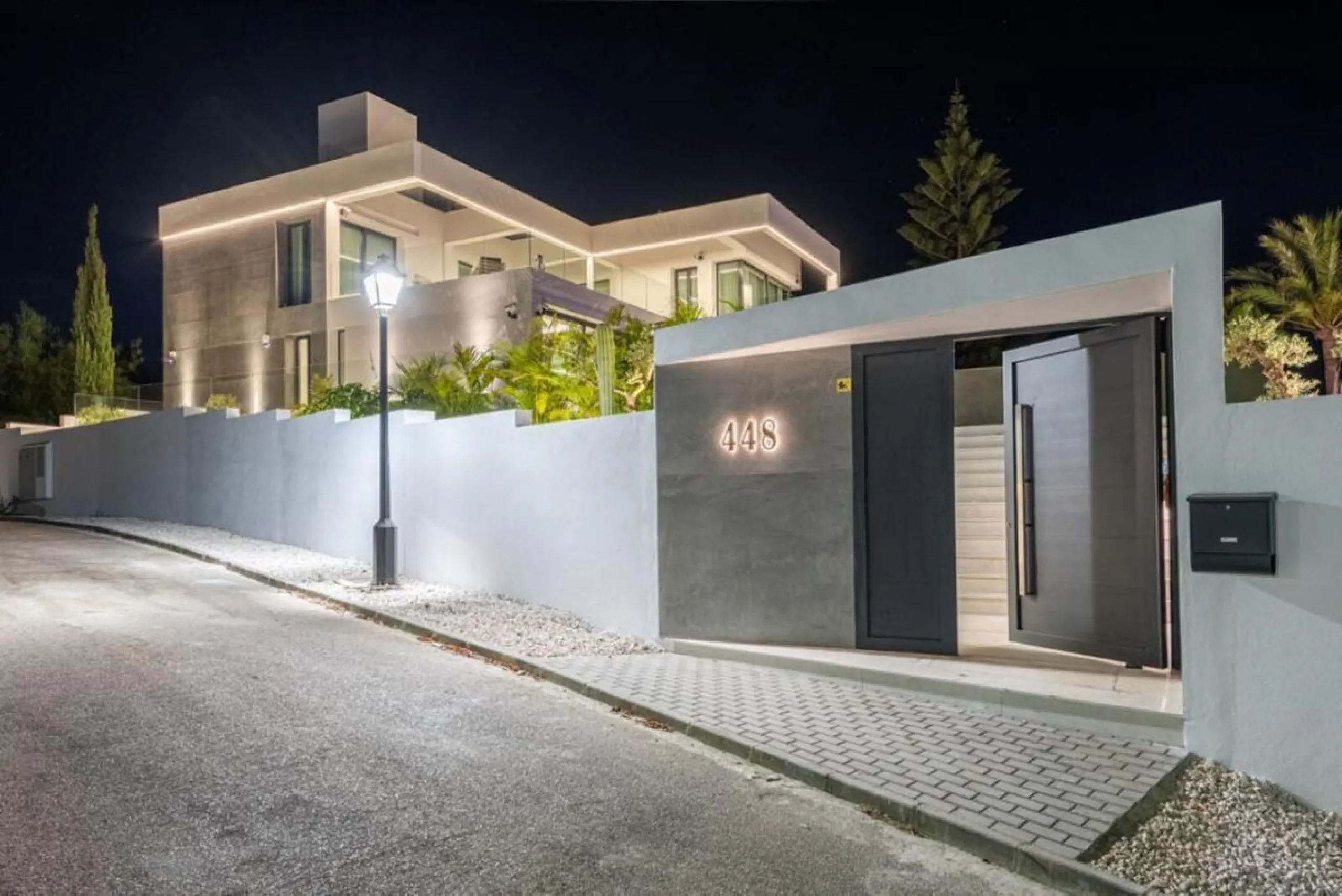 **Luxurious 6-Bedroom Villa with Panoramic Sea Views in El Paraiso**