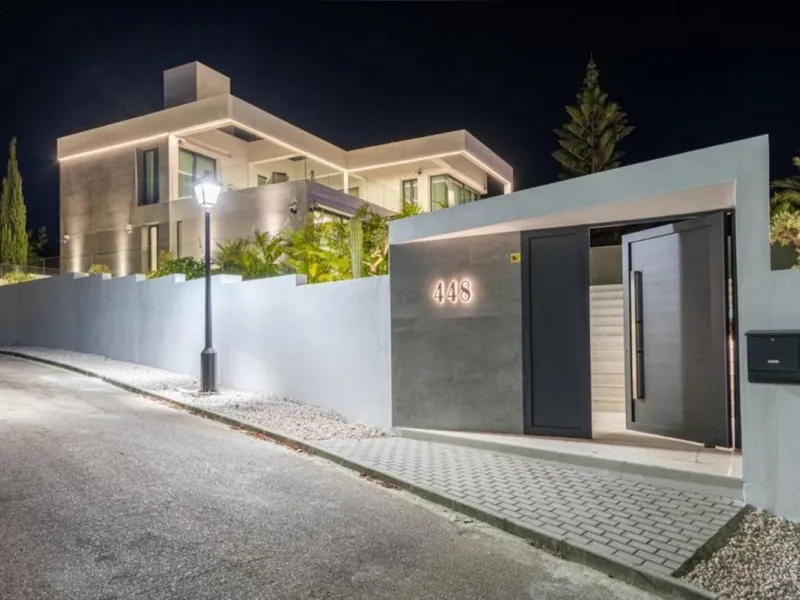 **Luxurious 6-Bedroom Villa with Panoramic Sea Views in El Paraiso**